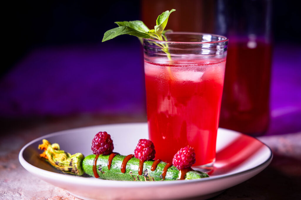 Himbeer-Kardamom-Kombucha ist ein Getränk voller Leben – köstliche Fruchtigkeit im Glas.