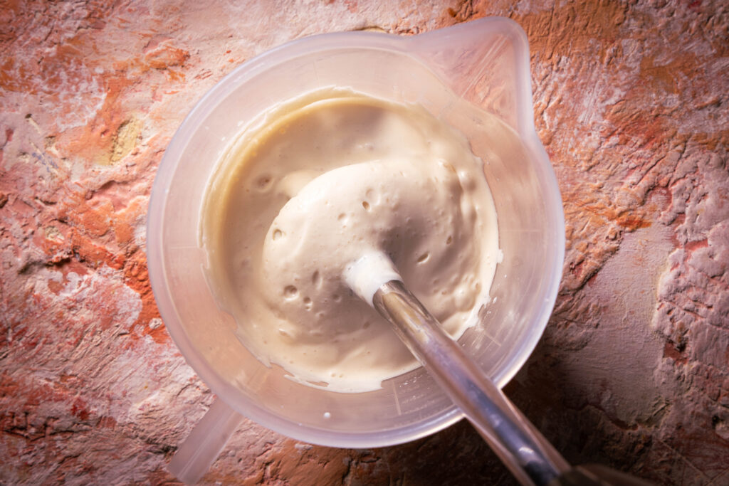 Veganer Frischkäse wird püriert.