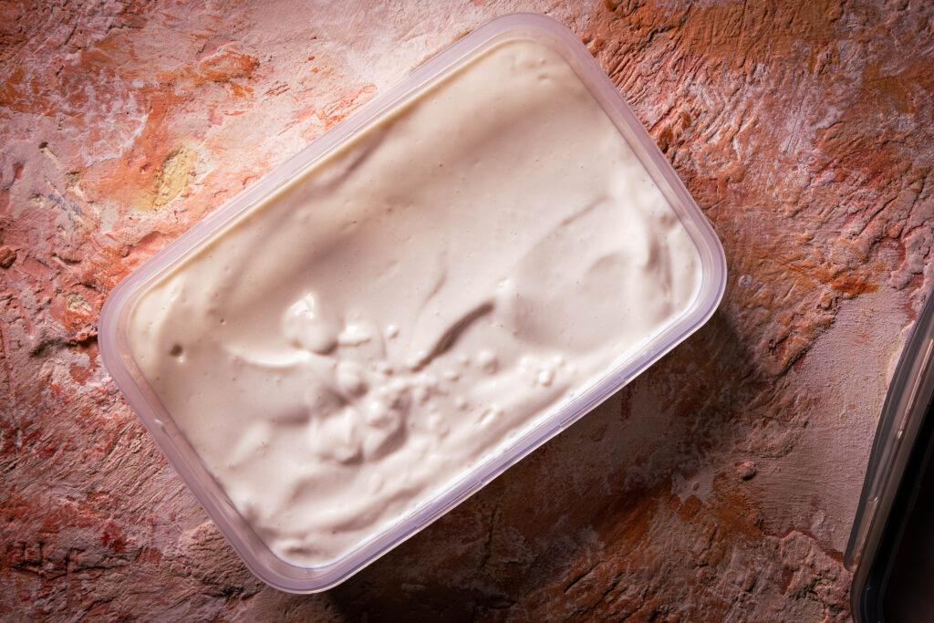 Veganer Vrischkäse in einer Tuppersode.