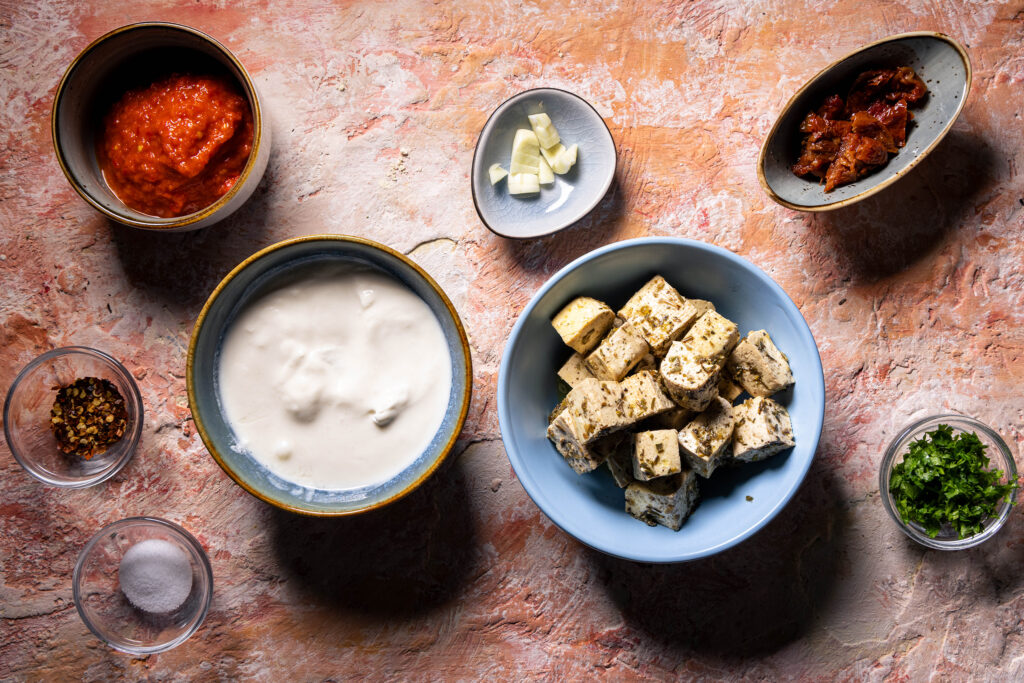 Alle Zutaten für den veganen, scharfen Schafskäse-Aufstrich.