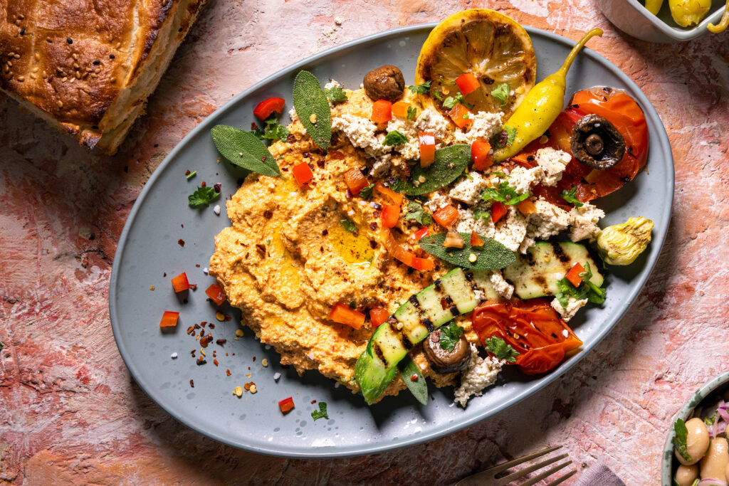 Veganer Scharfer Schafskäse Dip - Hot Sheperd - mit Beilagen angerichtet