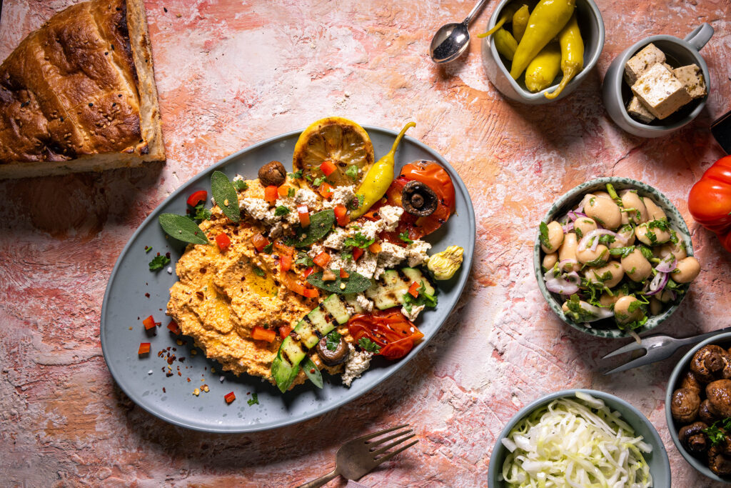 Veganer Scharfer Schafskäse Dip - Hot Sheperd - mit verschiedenen Beilagen angerichtet.