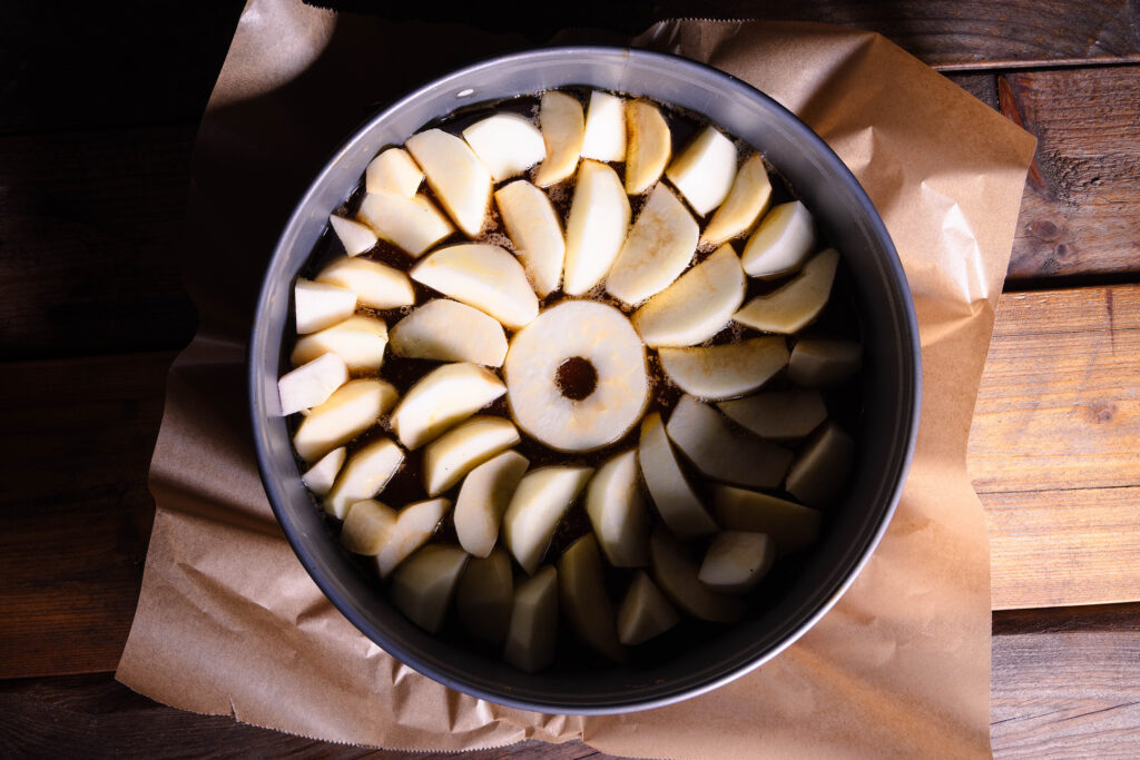 Apfelstücke in einer Springform mit Cidre-Karamell.