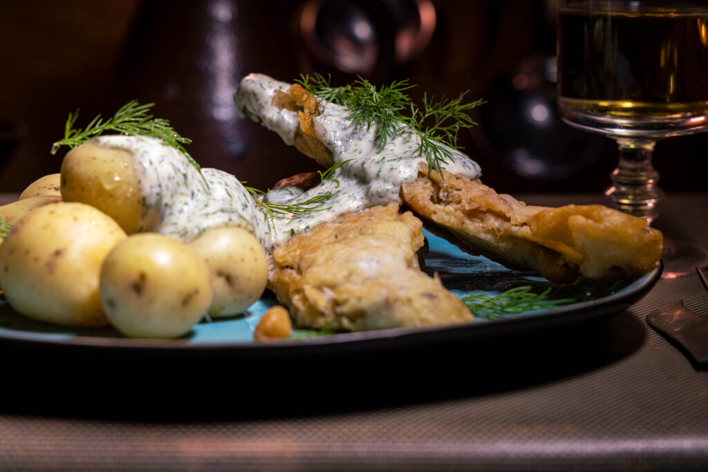 Cremige, vegane Dillsauce auf selsbtgeachtem veganen Bananenblütenbackfisch und Pellkartoffeln.