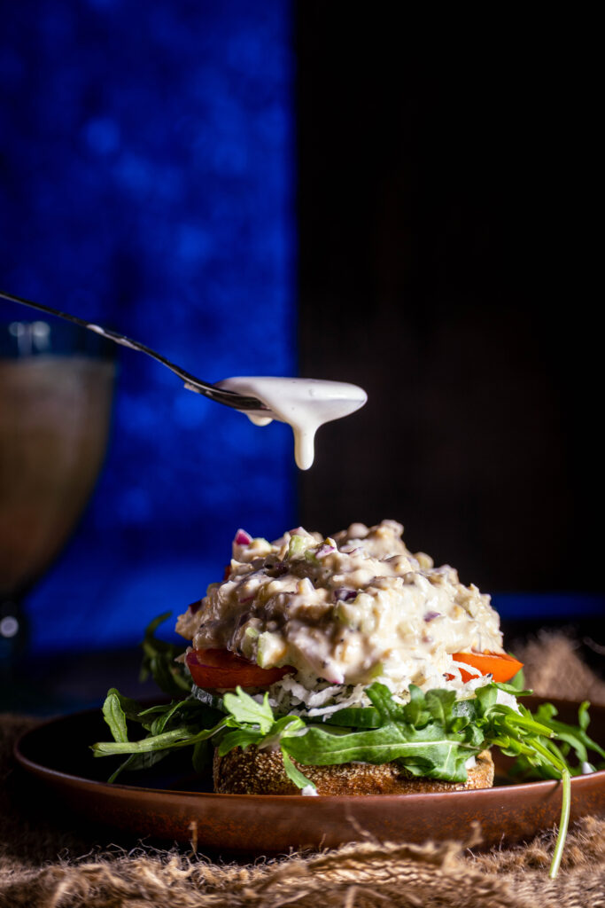Veganer Thunfischsalat auf Brötchen, mit Aquafaba-Mayonnaise