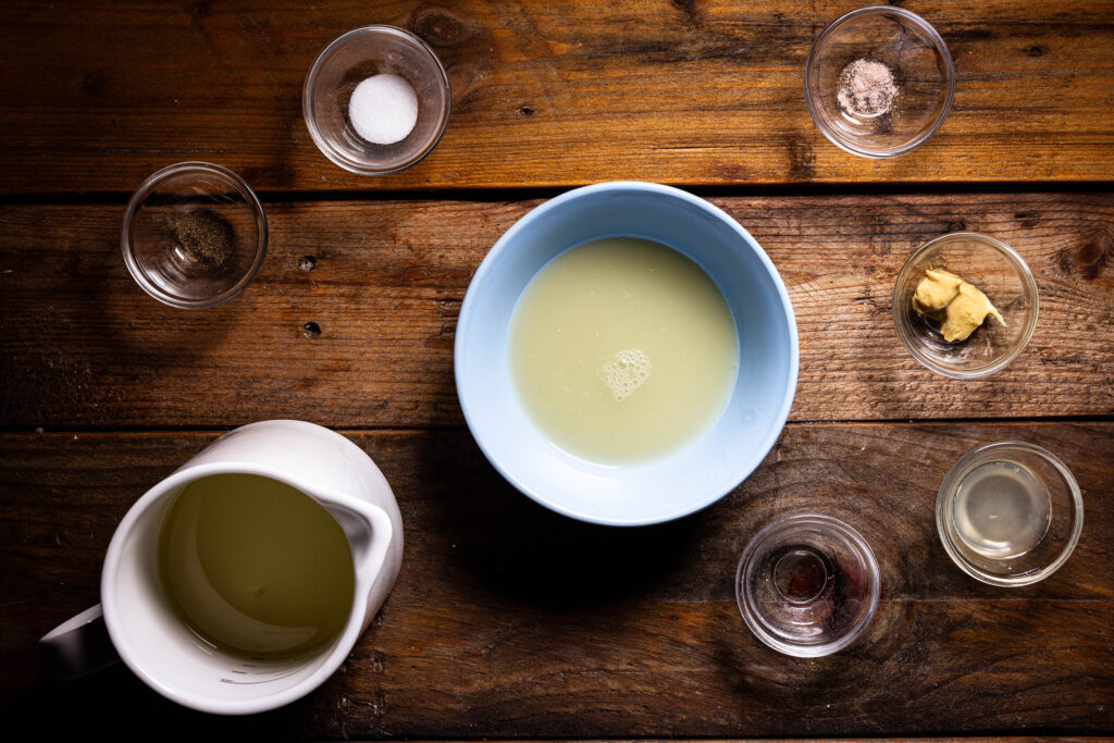 Alle Zutaten für die vegane Mayonnaise aus Aquafaba.
