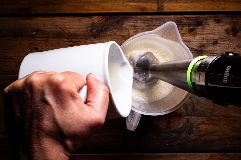 Eine vegane Mayonnaise wird zubereitet. Langsam wird Öl hinzugegeben und einpüriert.