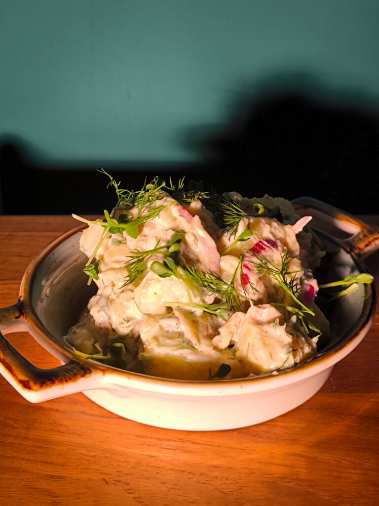 Englischer Kartoffelsalat mit pickled Onions, Sellerie und saurer Gurke