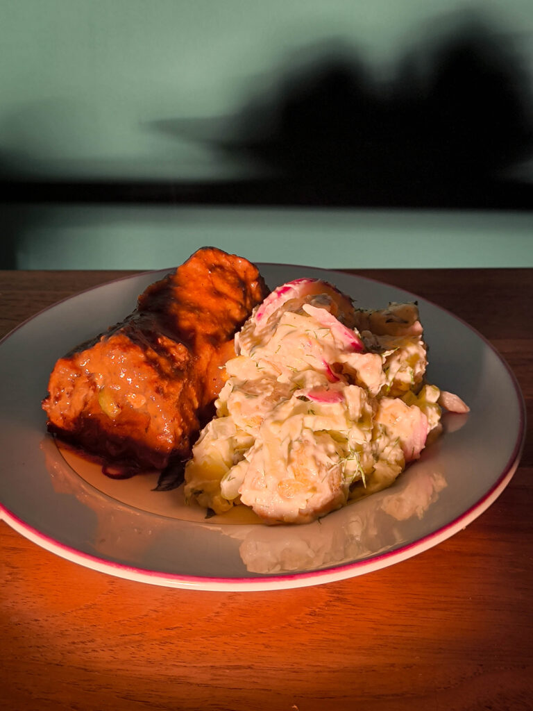 Englischer Kartoffelsalat als Beilage zu veganen Rouladen.