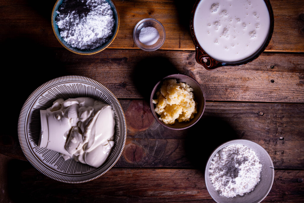 Alle Zutaten für die vegane Käsekuchenmasse mit fermentierten Quitten.