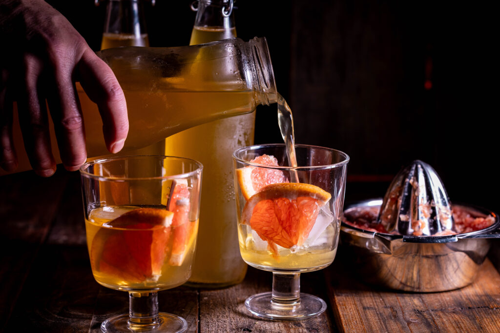 Kombucha wird in Gläser gegossen.