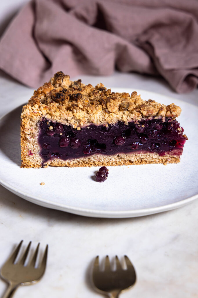 Blaubeerkuchen mit Walnussstreuseln - hier mit der doppelten Menge Füllung.