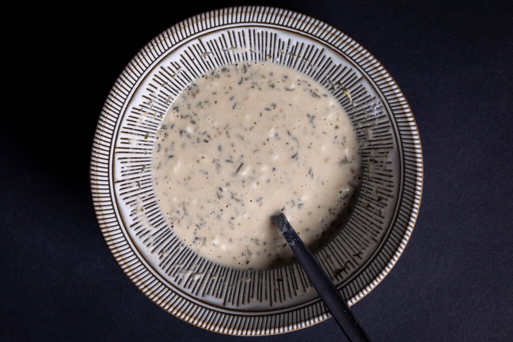 Eine vegane Panade wird angerührt.