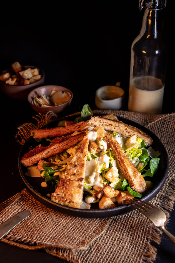 Veganes Caesar Dressing auf veganem Caesar Salad