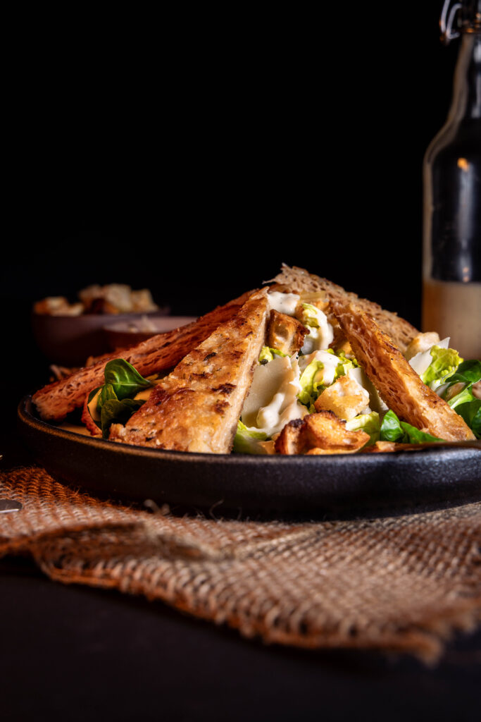 Selbstgemachte, vegane Chicken Strips auf Salat