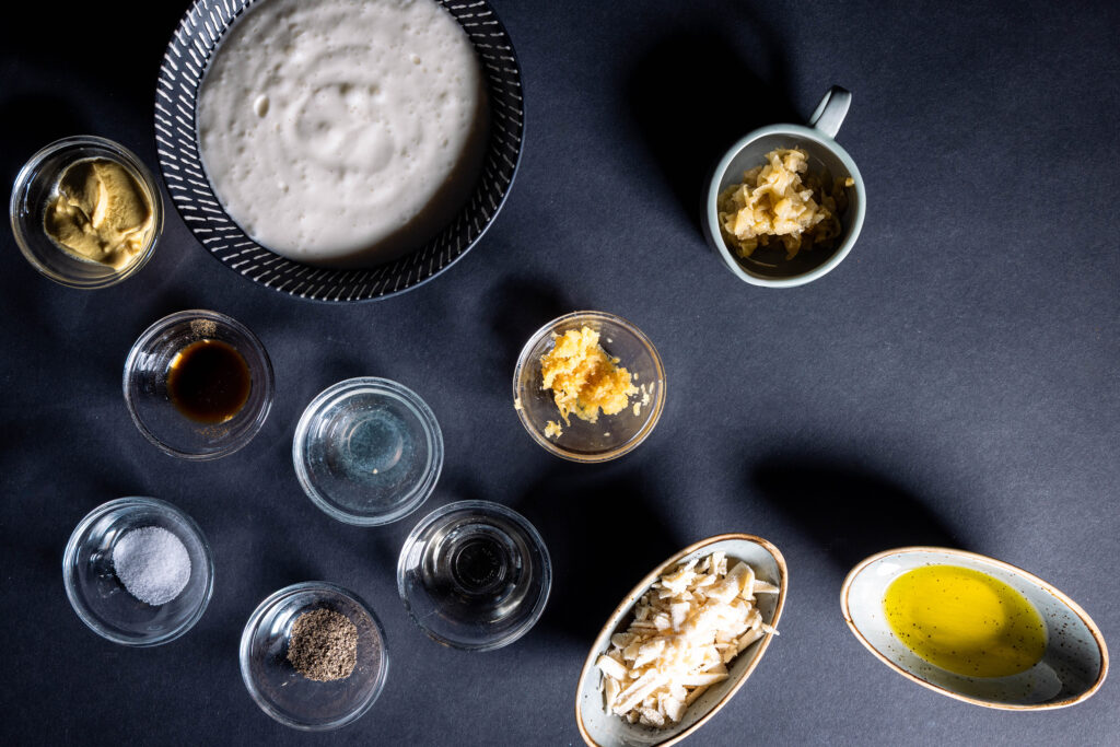 Alle Zutaten für das vegane Caesar Salat Dressing.