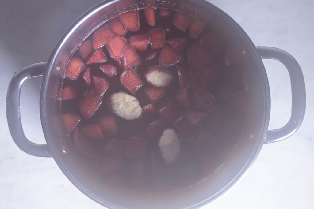 Fliederbeersuppe kocht in einem Topf