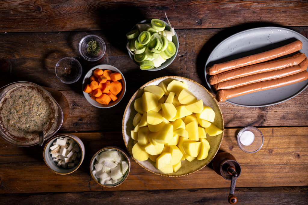 Alle Zutaten für die vegane Kartoffelsuppe.