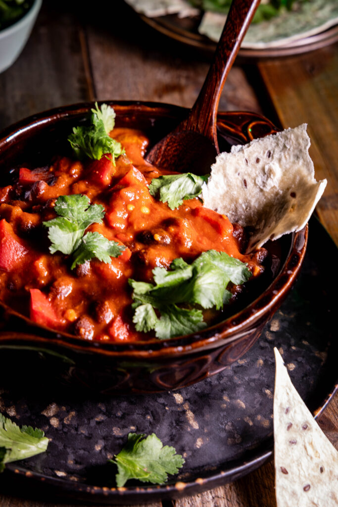 Kreolisches Schwarze-Bohnen-Chili - hier mit Fladenbrot als Beilage.