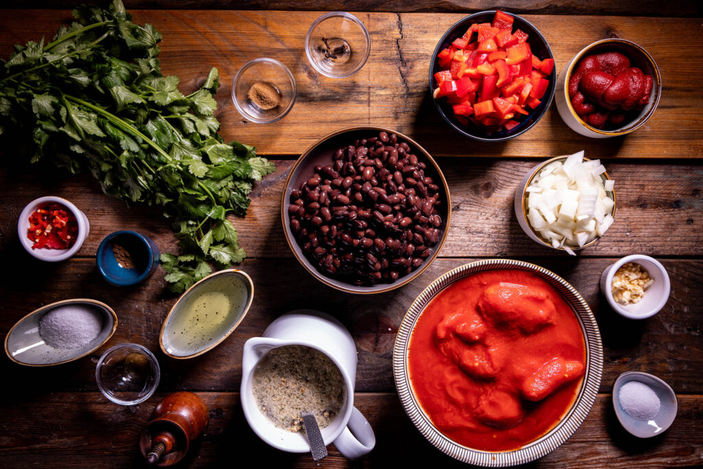 Alle Zutaten für Kreolisches Schwarze-Bohnen-Chili.