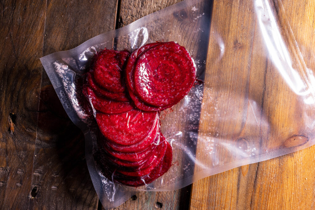 Eingeschweißte, vakuumierte Rote Beete in einem Vakuumierbeutel