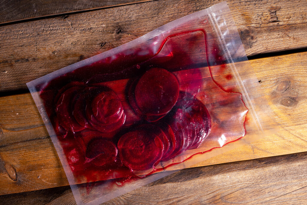 Rote Beete fermentiert in einem Vakuumierbeutel.