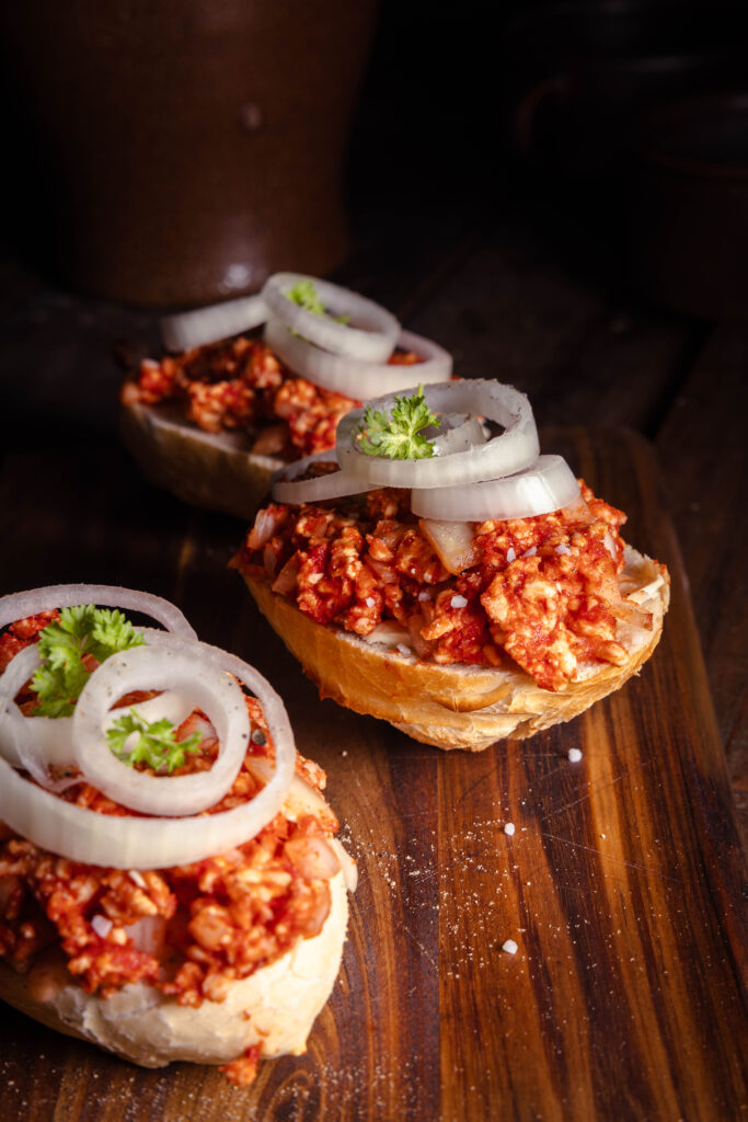 Veganes Mett aus Reiswaffeln auf Brötchen