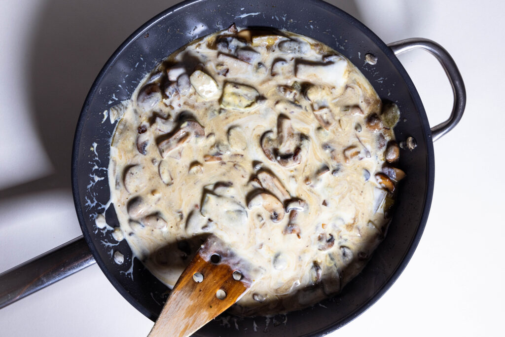 Veganes Bœuf Stroganoff wird in einer Pfanne zubereitet.