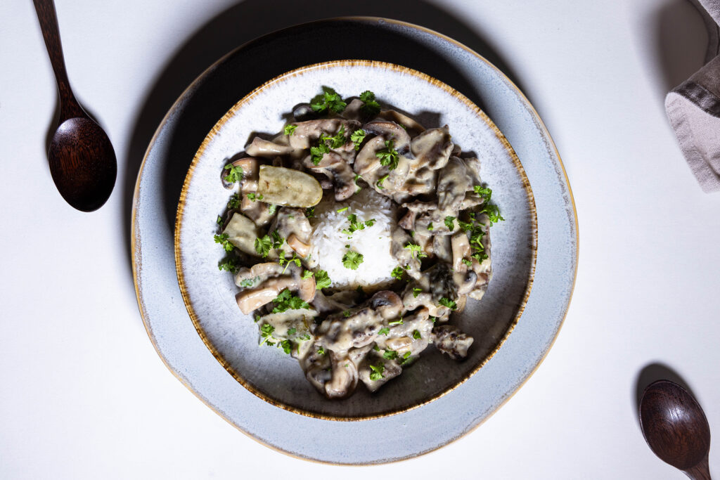 Bœuf Stroganoff – vegan – auf einem Teller
