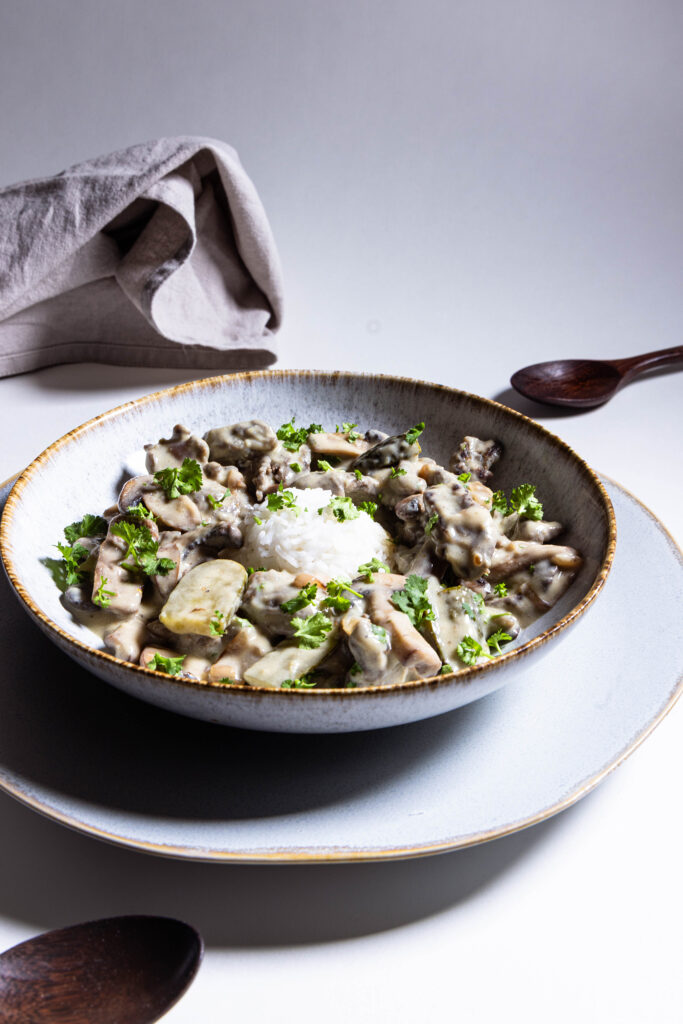 Veganes Boeff Stroganoff auf einem Teller mit Reis.