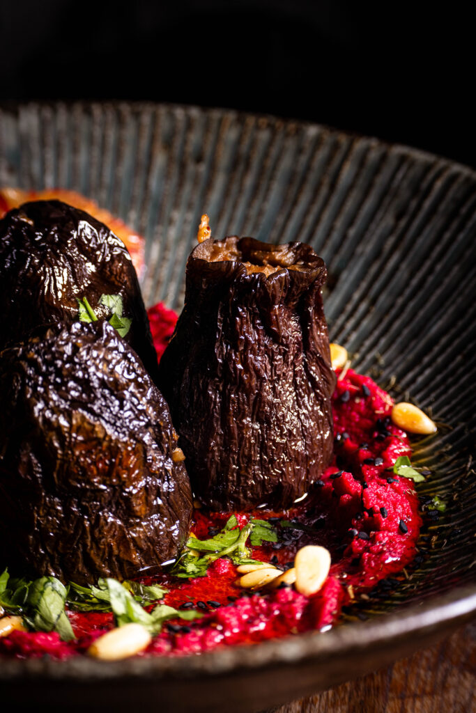 Dolma - gefüllte Auberginen auf Rote Beete Hummus