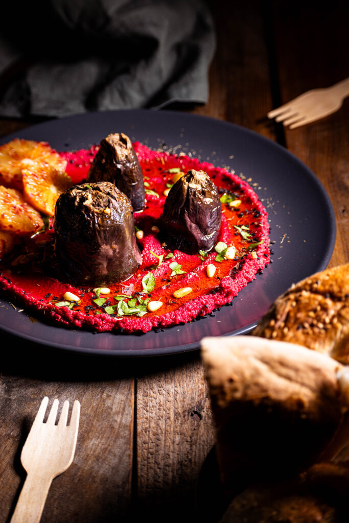 Dolma - gefüllte Auberginen auf Rote Beete Hummus