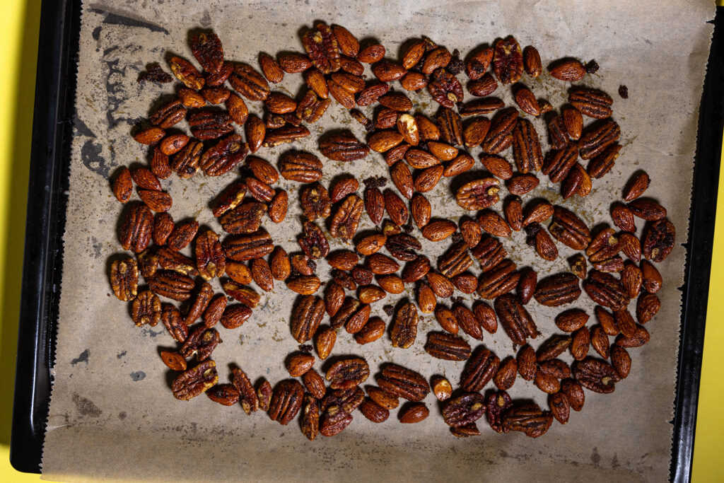 Gewürzte Nüsse auf einem Backblech.