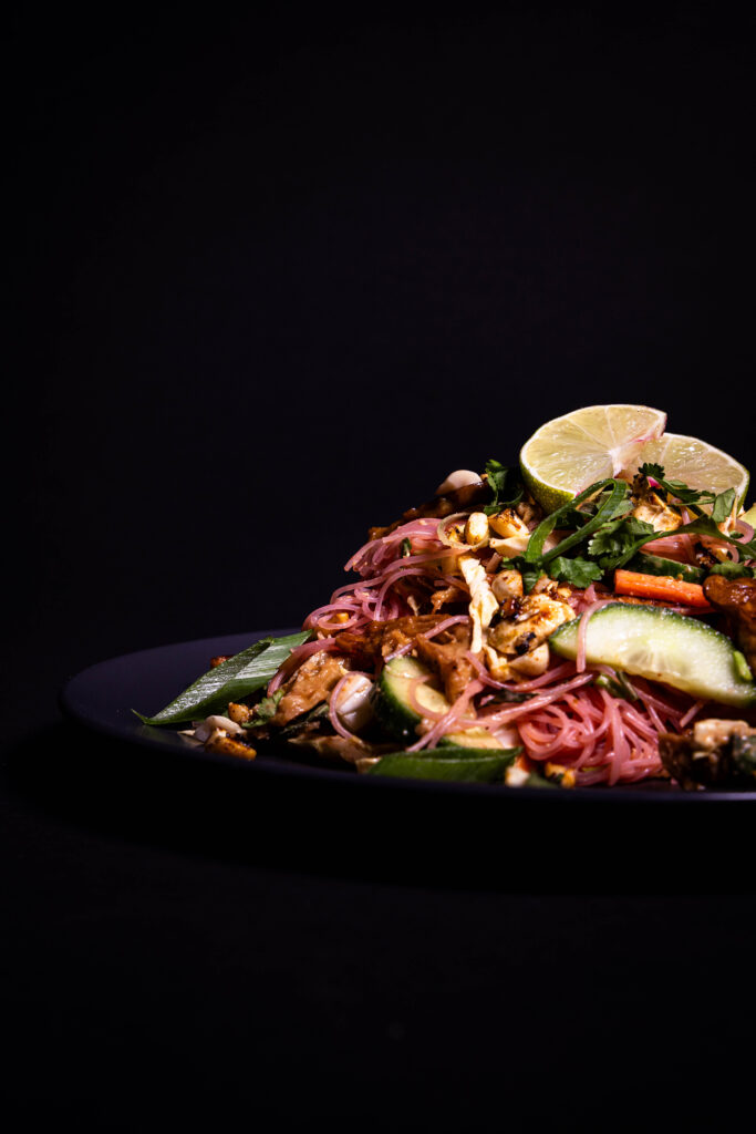 Pinker Glasnudelsalat mit cremigem Erdnussaucendressing