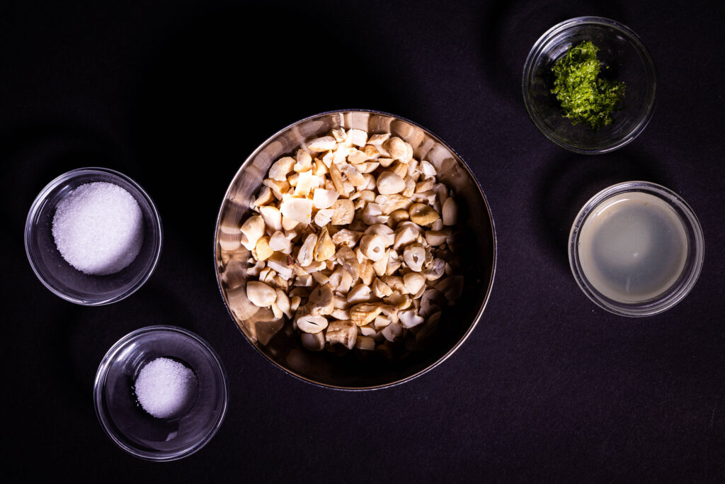 Alle Zutaten für geröstete Limetten-Erdnüsse und -Cashews.