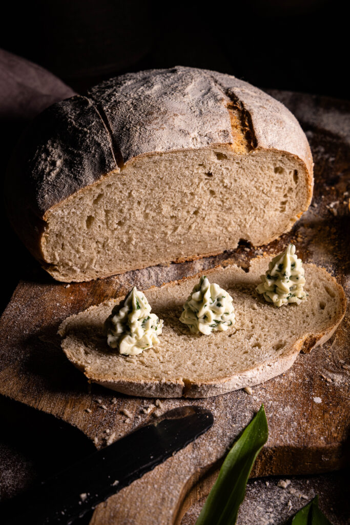 Bärlauchbutter, zu Rosetten gespritzt auf selsbtgebackenem Brot