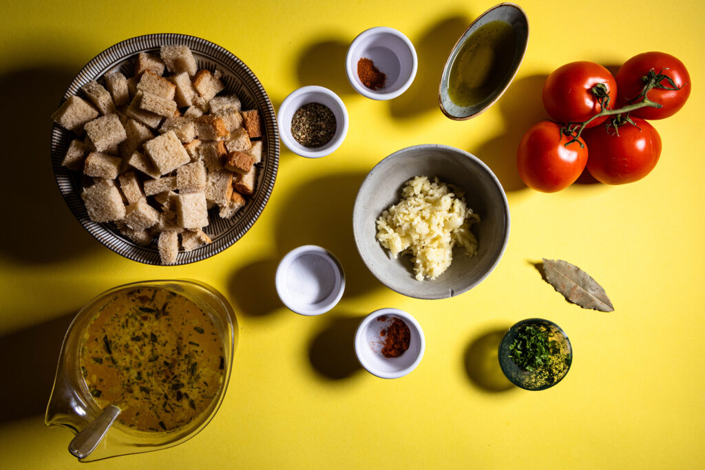 Die Zutaten für die vegane Knoblauchsuppe.