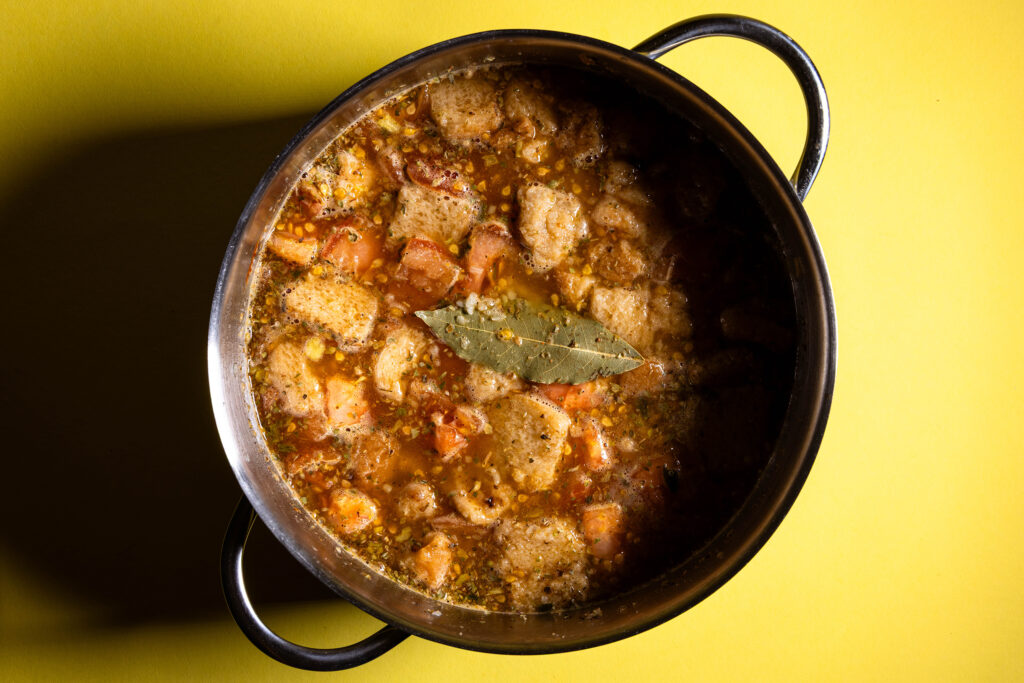 Eine Knoblauchsuppe kocht in einem Topf.