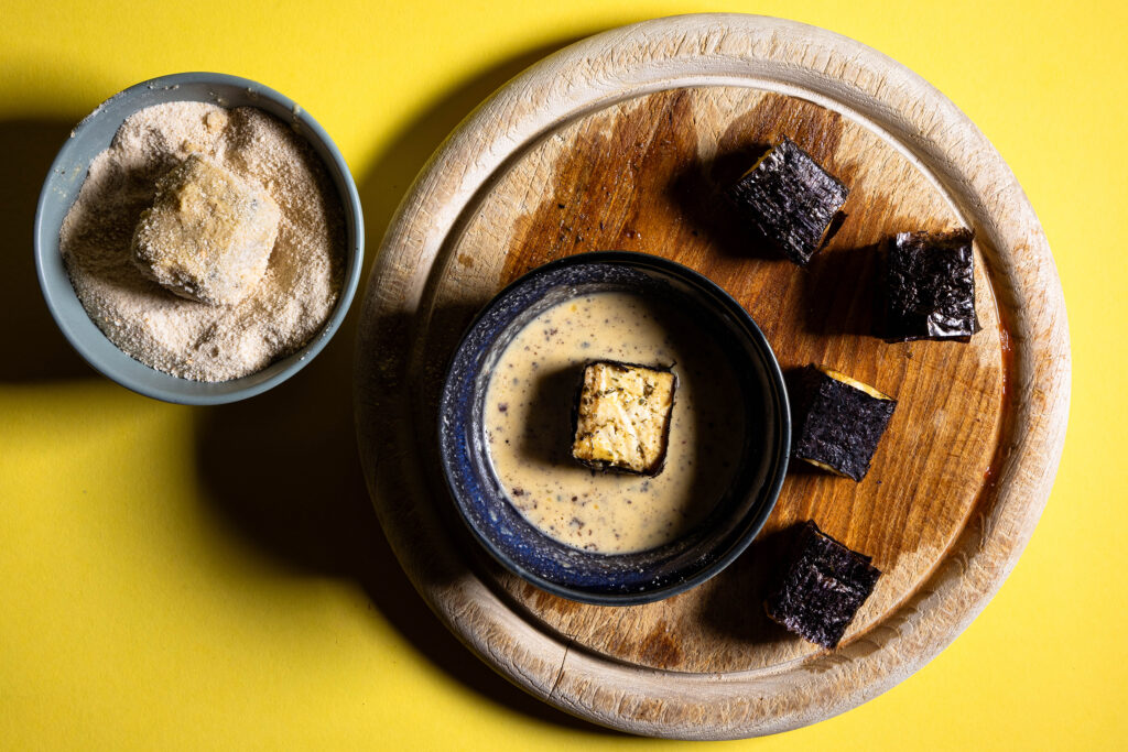 Nori-Tofu-Würfel werden paniert.