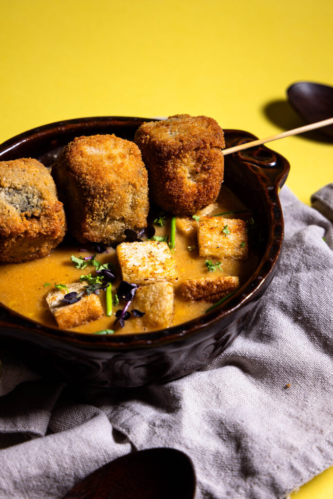 Sopa De Ajo – Mallorquinische Knoblauchsuppe mit maritimen Tofuspieß