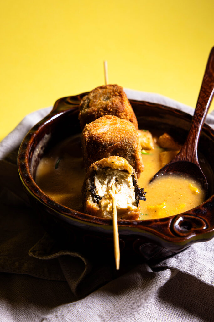 Sopa De Ajo – Mallorquinische Knoblauchsuppe mit angebissenem, maritimen Tofuspieß