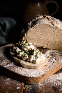 Vleischsalat - veganer Fleischsalat, auf selsbtgebackenem Brot