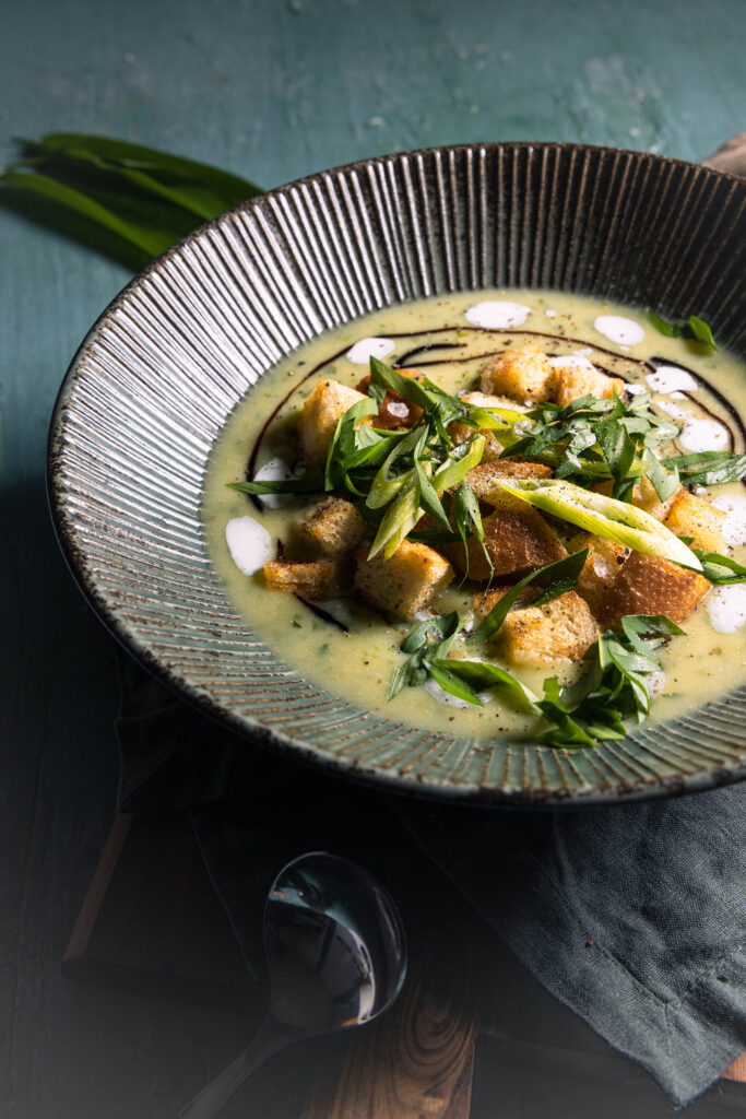 Bärlauch-Kartoffel-Cremesuppe mit Croutons und Lauchzwiebelringen