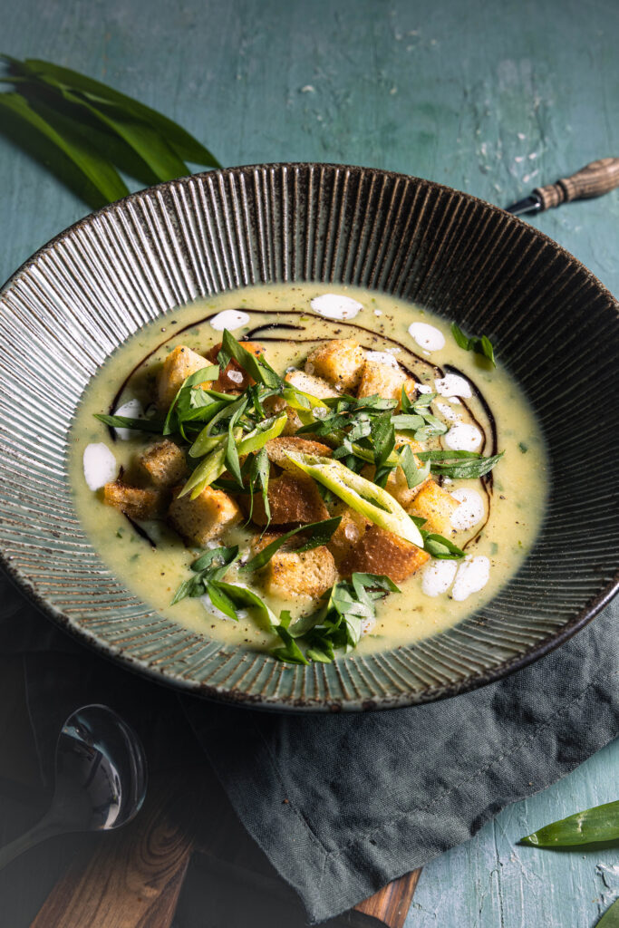 Bärlauch-Kartoffel-Cremesuppe - Frühlingssuppe mit Croutons