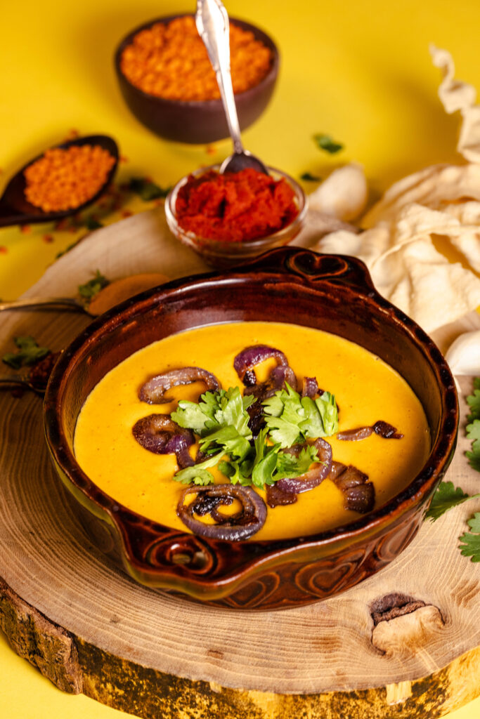 Dal und Papadams und Gewürze
