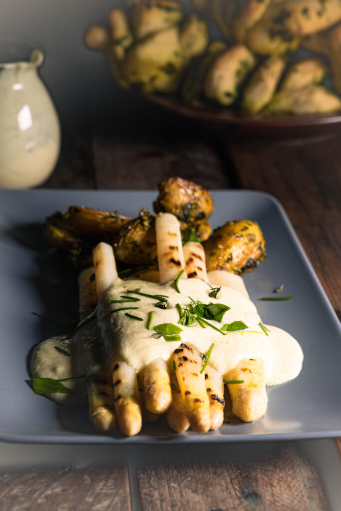 Spargel mit der besten veganen Sauce Hollandaise