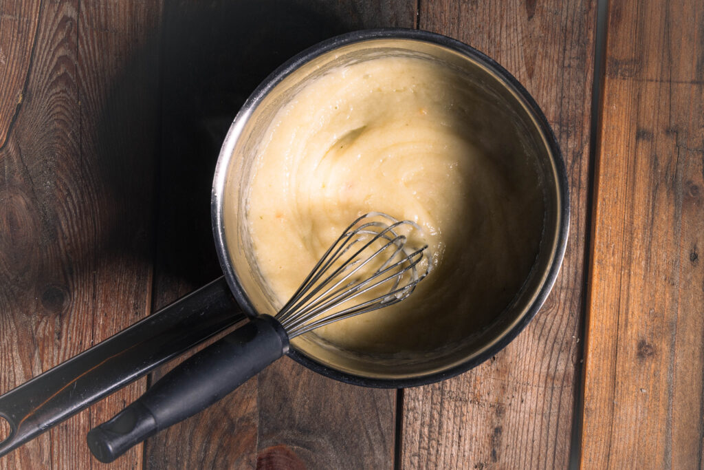 Eine vegane Sauce Hollandaise wird zubereitet.