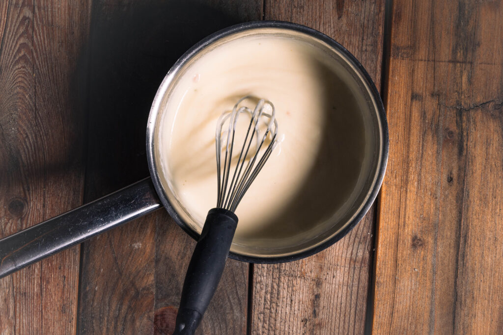 Eine vegane Sauce Hollandaise wird zubereitet.