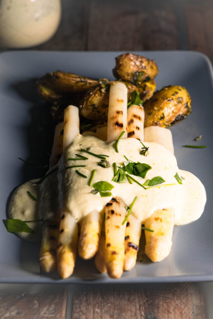 Ofenkartoffeln und gegrillter, weißer Spargel mit veganer Sauce Hollandaise