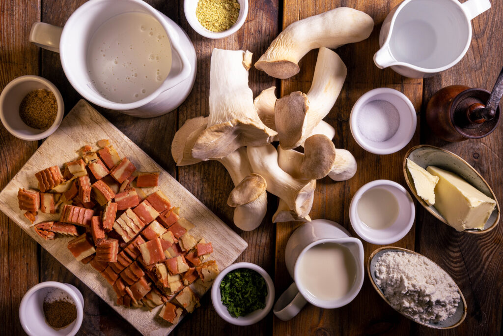 Alle Zutaten für die vegane Pilz-Schinken-Sauce.